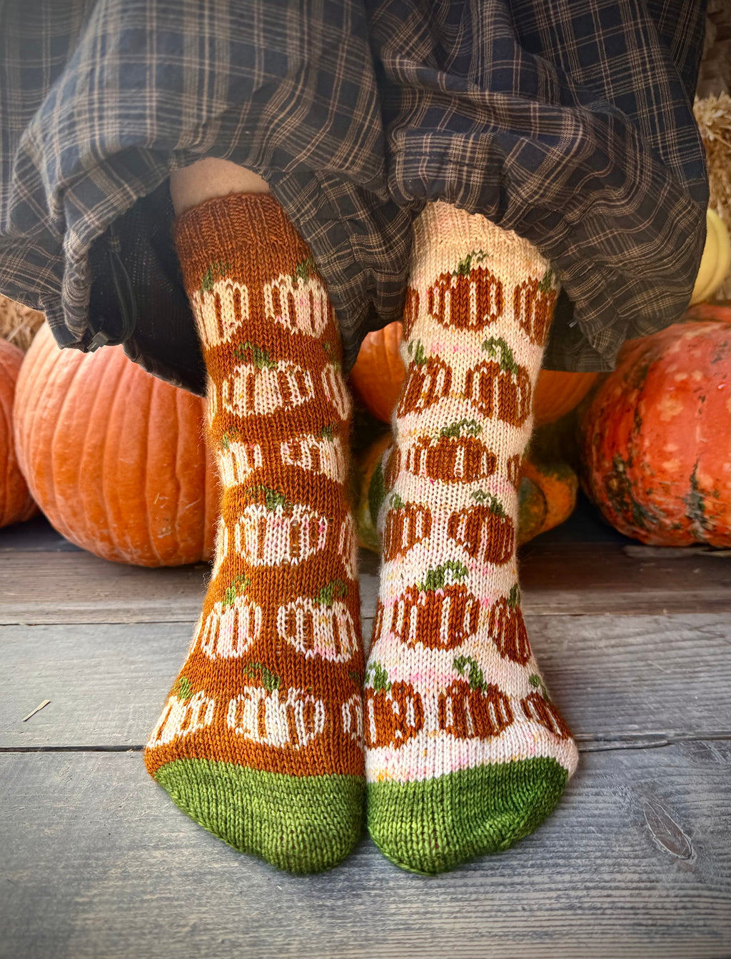 Digital Item - Cottage Pumpkin socks pattern set instructions. In English and German