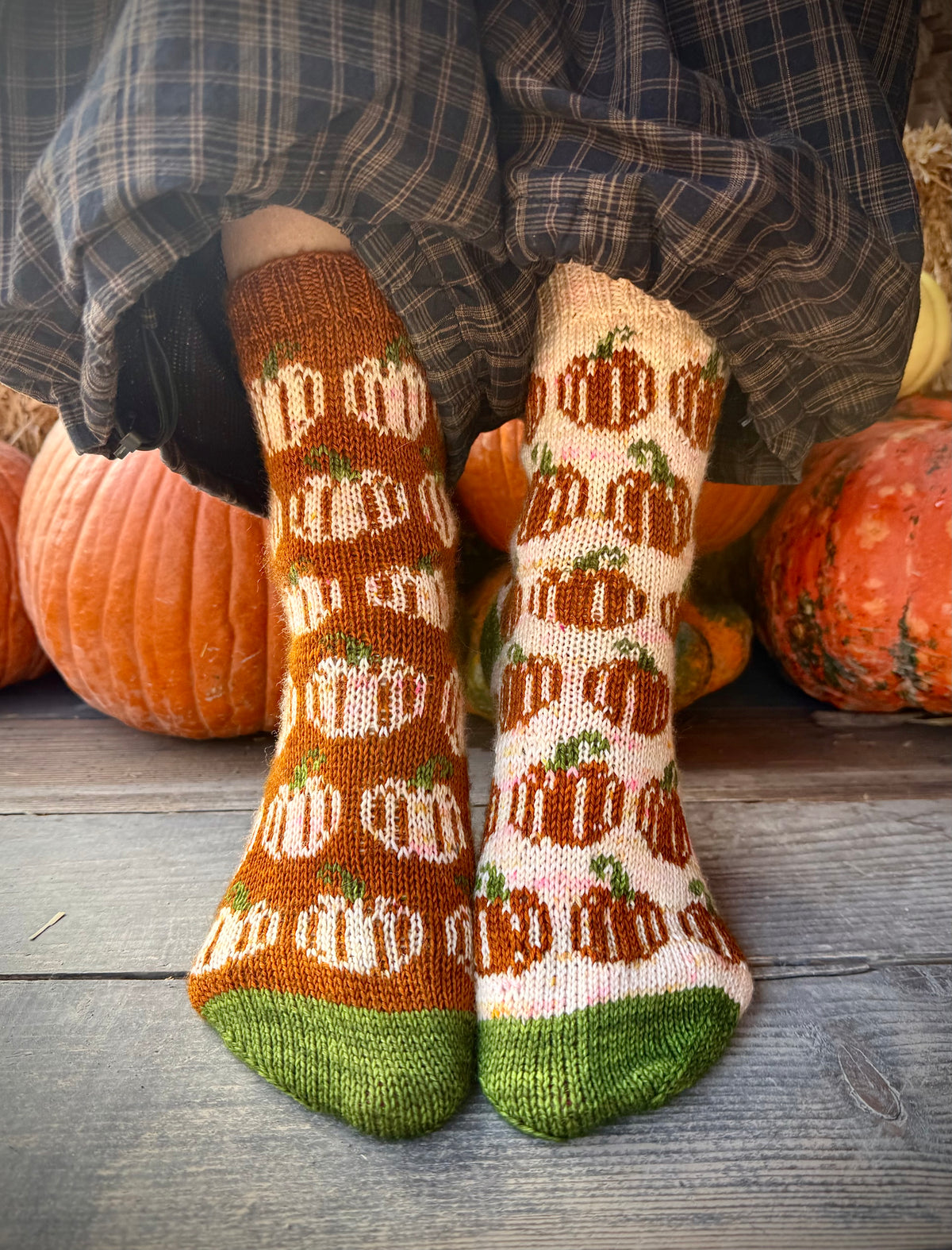 Digital Item - Cottage Pumpkin socks pattern set instructions. In English and German