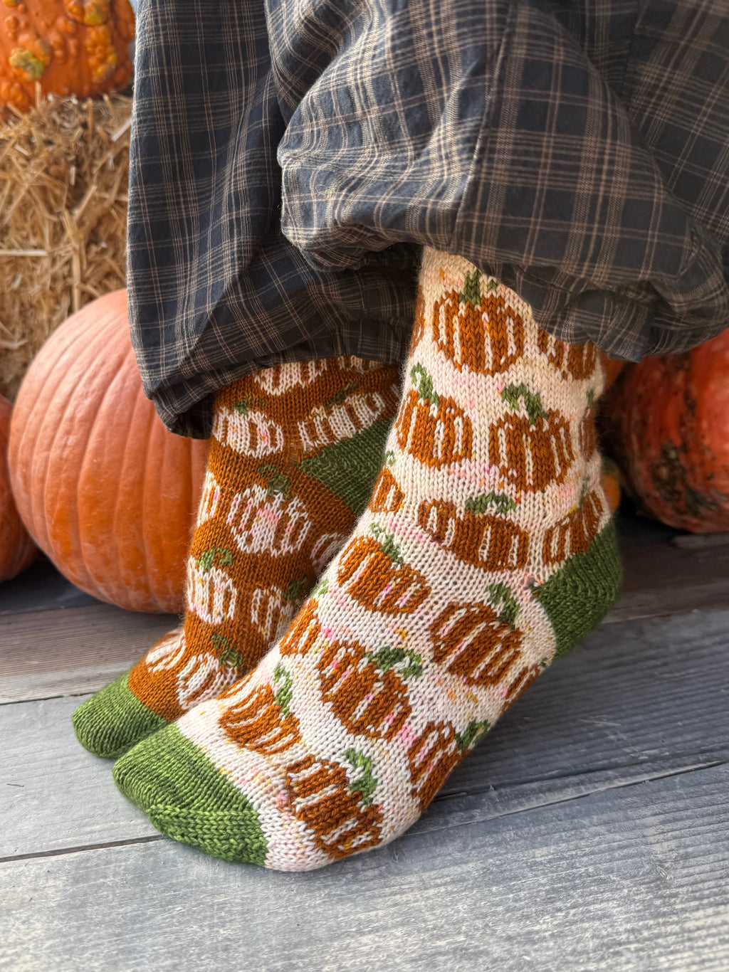 Digital Item - Cottage Pumpkin socks pattern set instructions. In English and German