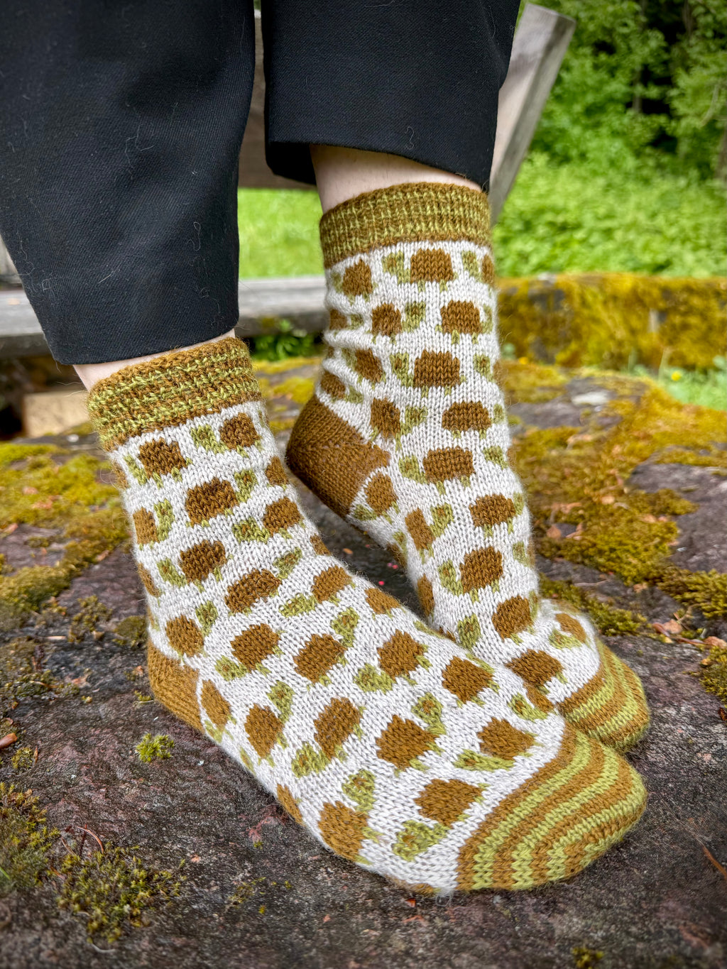 DIGITAL ITEM - Hiding in My Shell sock knitting pattern set. English and German