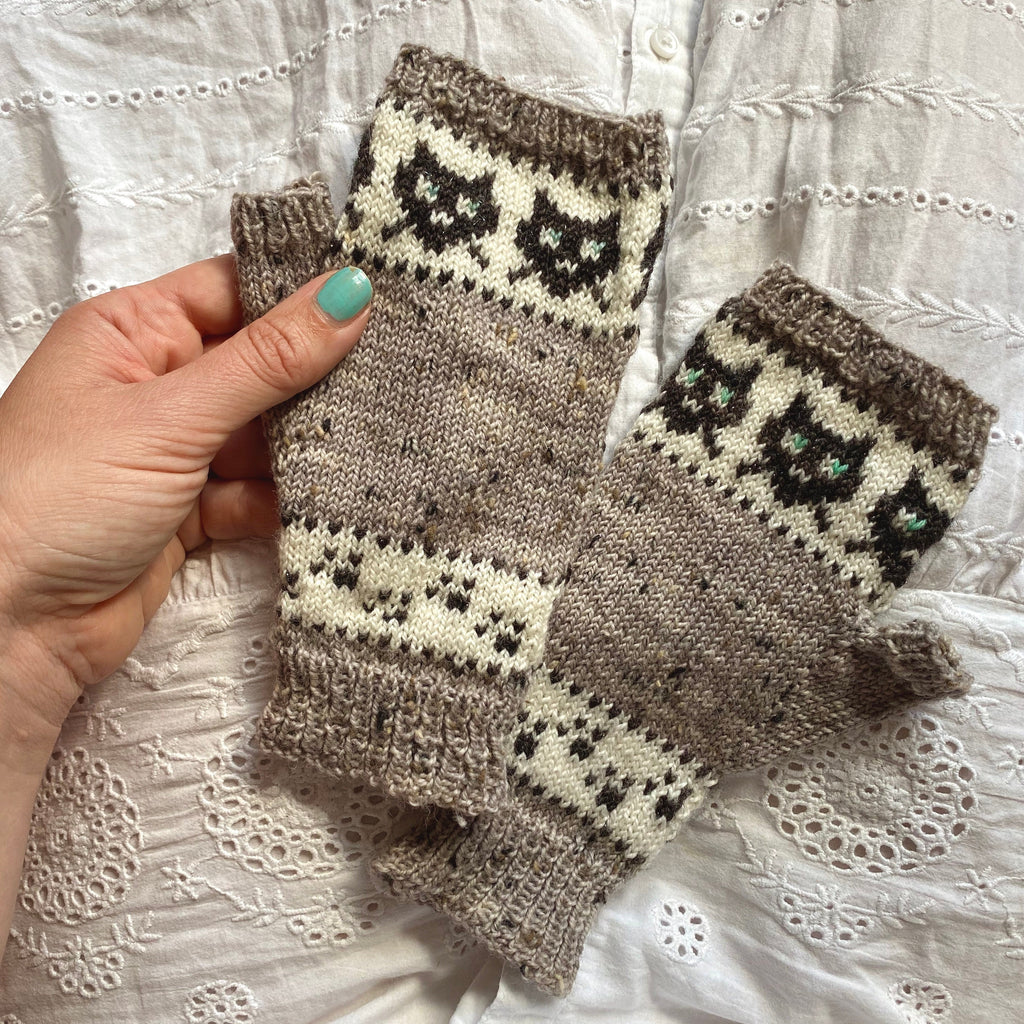 DIGITAL ITEM Sassy Cat mitts knitting instructions