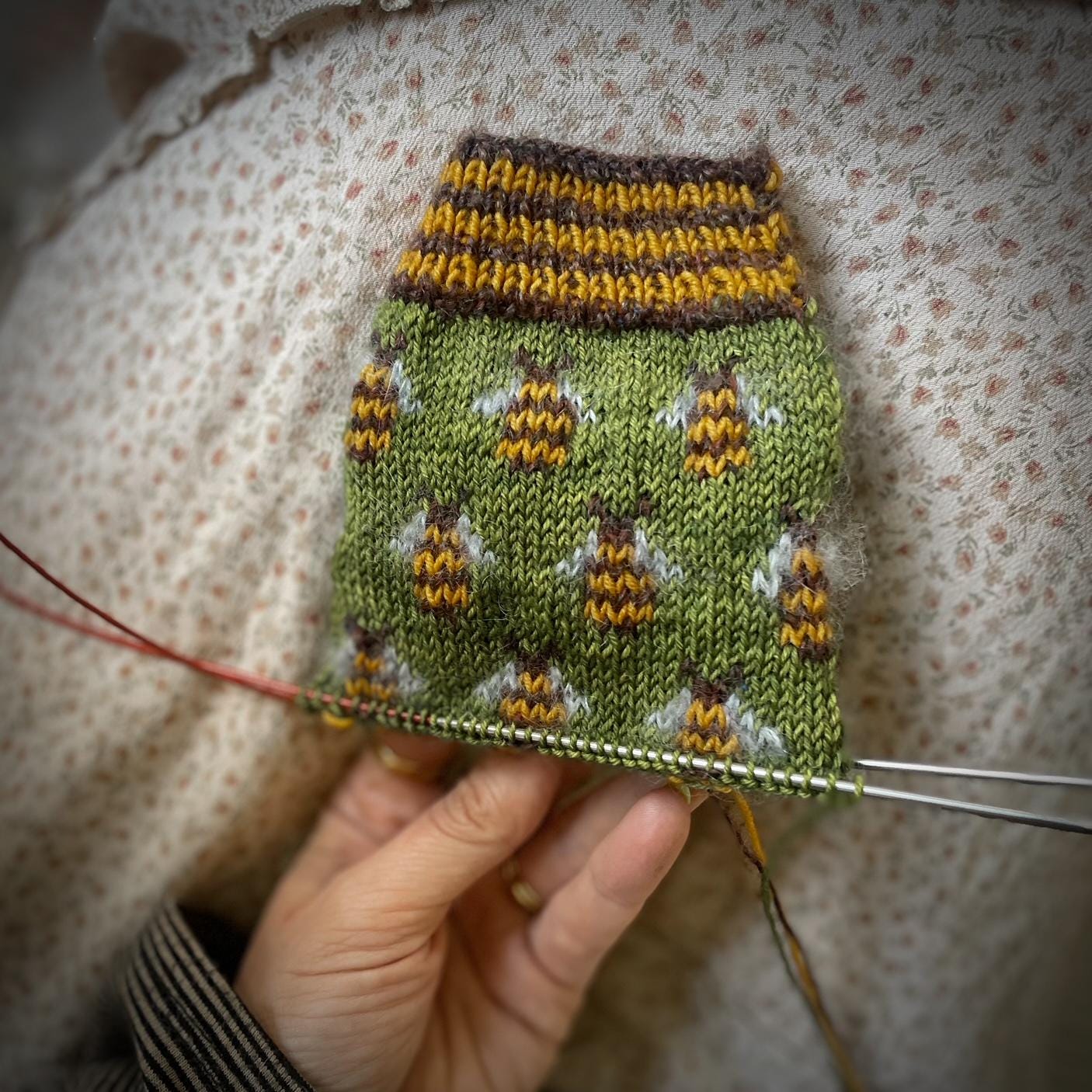 DIGITAL ITEM PDF - Bee-autiful socks knitting instructions