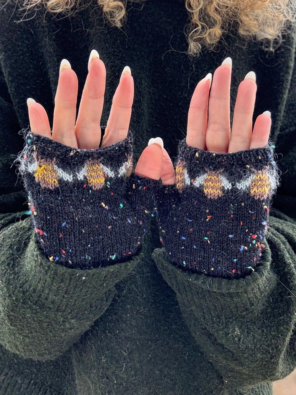 DIGITAL ITEM - PDF Knitting pattern. Bee-autiful Mitts