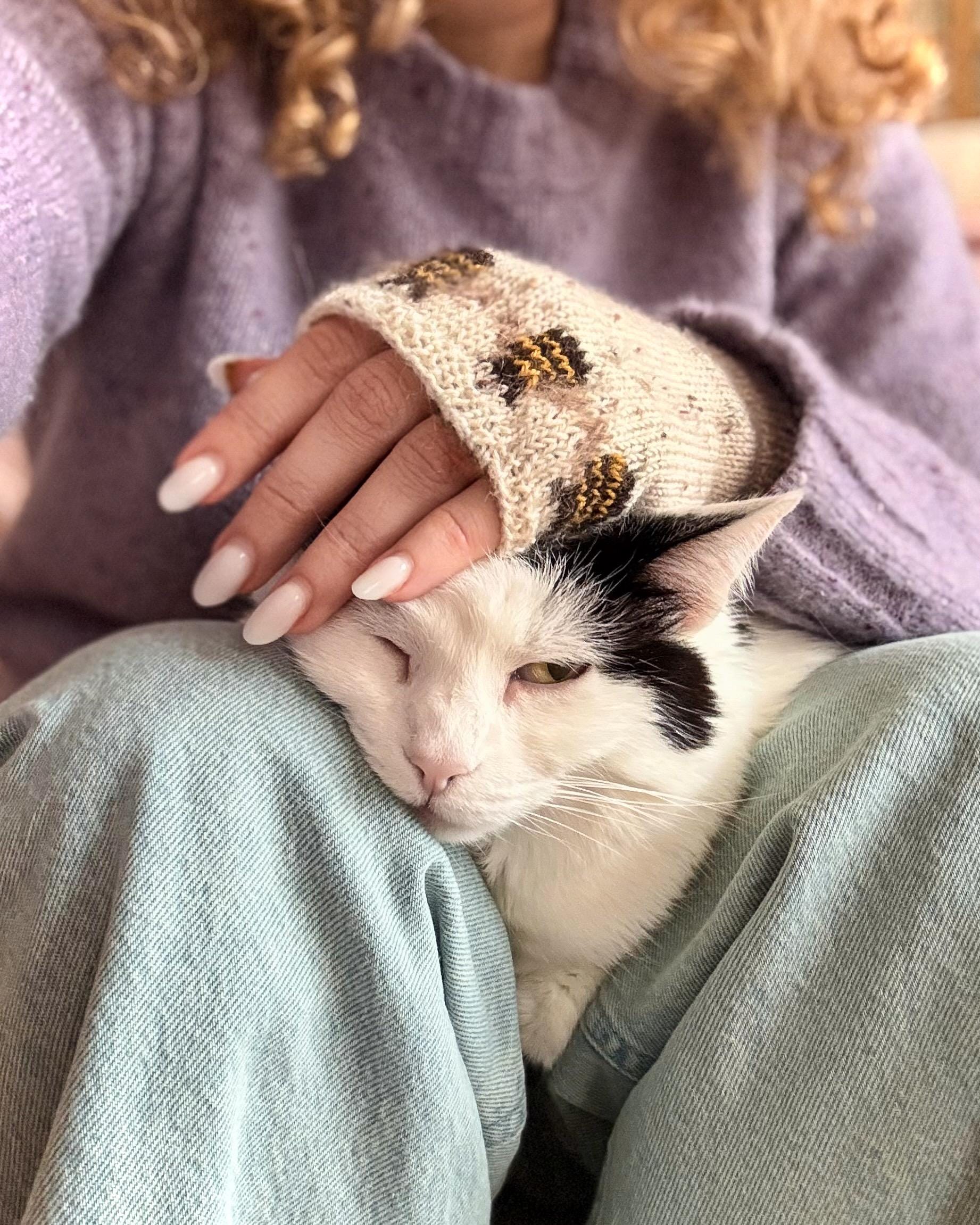 DIGITAL ITEM - PDF Knitting pattern. Bee-autiful Mitts