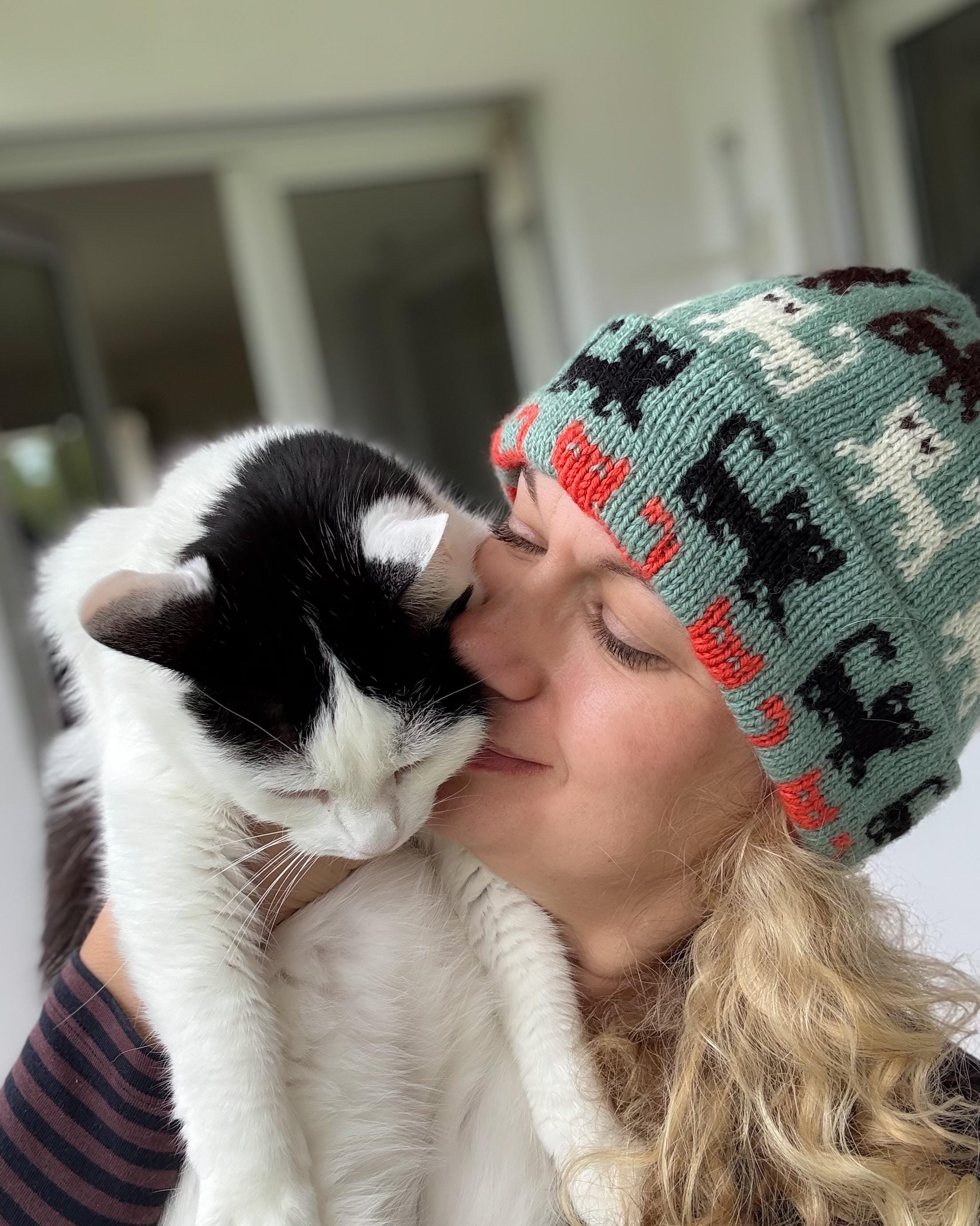 DIGITAL ITEM - Herding Cats Hat knitting pattern. 2 PDFS 1 in English and 1 in German